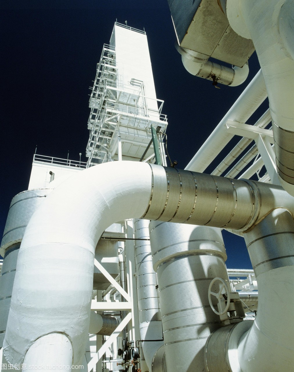 化學工業&ldquo;氧氣&rdquo;。在英國氧氣公司boc化工廠的一個塔的外部視圖和一個管道矩陣。