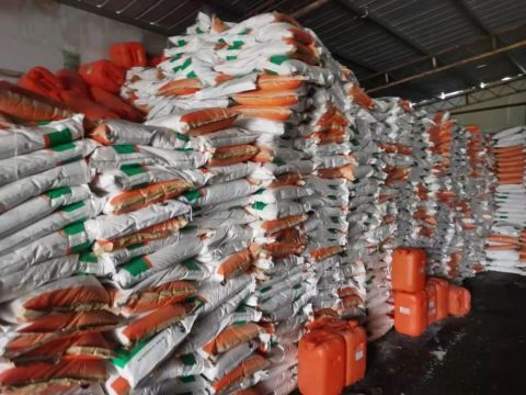 西安鐵道上私建倉庫堆存危化品，城管部門迅速行動依法拆除